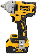 Llave de impacto DEWALT DCF891 de 1/2 pulgada 20V XR con batería de 5Ah en fondo blanco