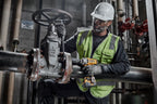 Operario apretando pernos de brida de tubería con llave de impacto DEWALT 20V