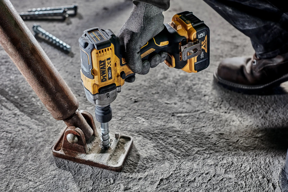 Llave de impacto DEWALT DCF891 instalando anclaje en concreto