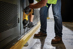 Rotomartillo DEWALT DCH133 perforando piso de concreto para anclajes