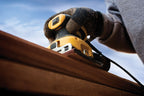 Lijadora orbital DEWALT DWE6411-B3 lijando una tabla de madera