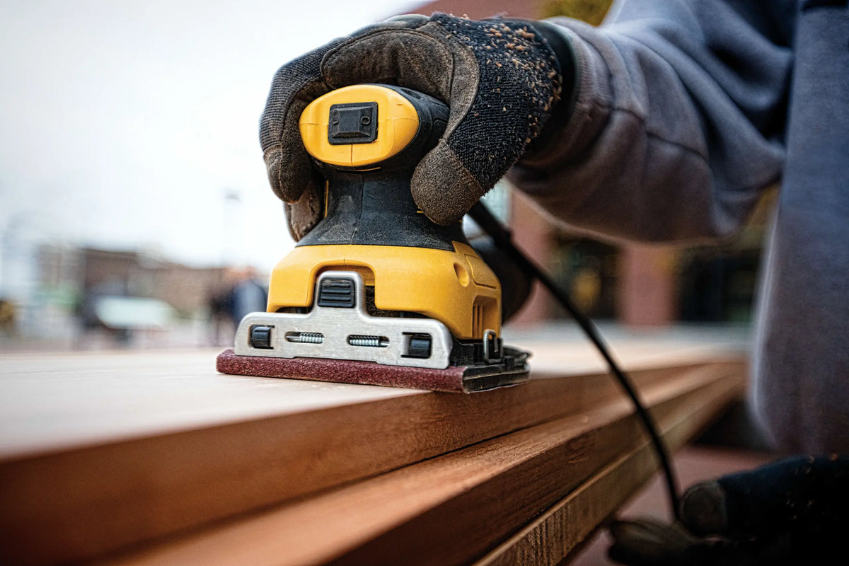 Acabado de madera con la lijadora de palma DEWALT DWE6411-B3
