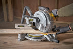 Corte de madera con la sierra ingleteadora STANLEY SM161-B3 conectada a aspiradora